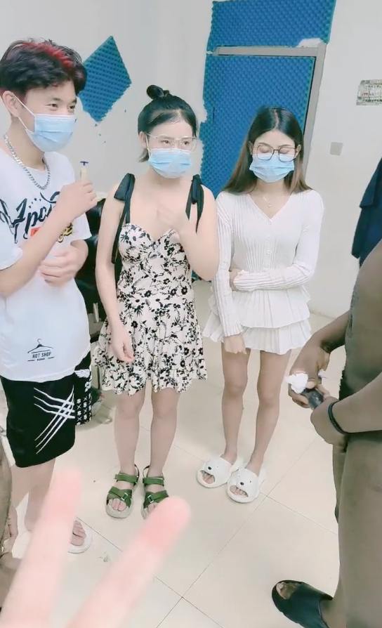 眼睛妹与黑人不看？小伙贡献自己女友与黑人直播视频流出！完整版来咯 太带劲了图15.jpg