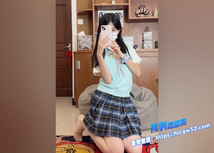 抖音萝莉网红雪顶蛋糕土豪高价定制福利视频流出黑丝美腿玉足诱惑力十足 图8WH700x500px