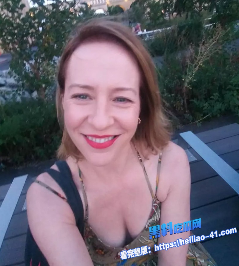 美国女演员艾米·哈格里夫斯在羞耻日逼镜头窗边全裸被猛干后入4