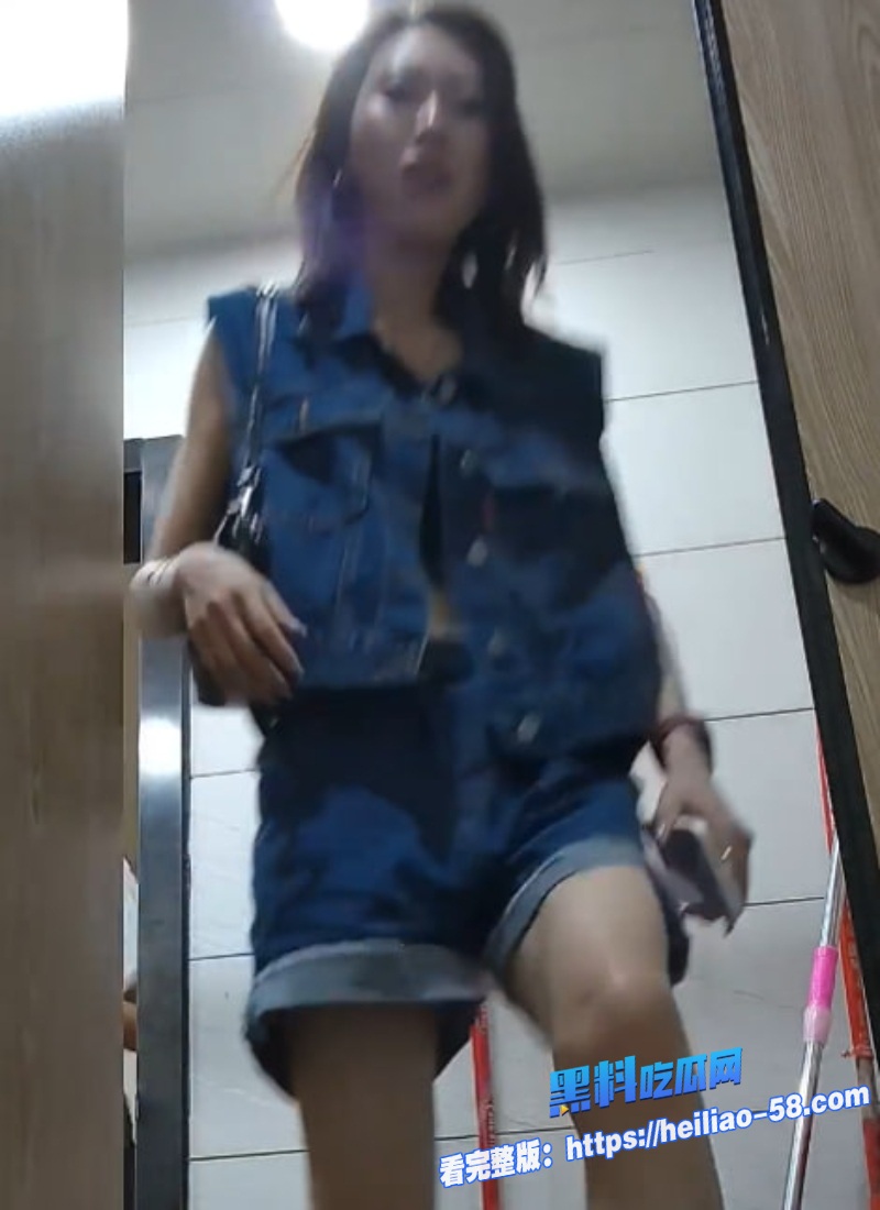 学校宿舍厕所偷拍人妻老师和清纯学生尿尿这骚穴水多的堪称喷泉1 学校宿舍厕所偷拍人妻老师和清纯学生尿尿这骚穴水多的堪称喷泉1