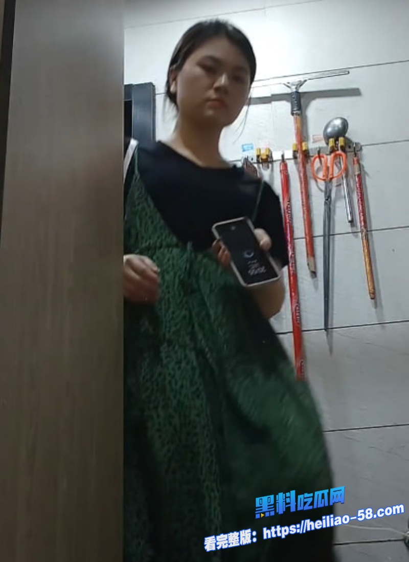 学校宿舍厕所偷拍人妻老师和清纯学生尿尿这骚穴水多的堪称喷泉4 学校宿舍厕所偷拍人妻老师和清纯学生尿尿这骚穴水多的堪称喷泉4