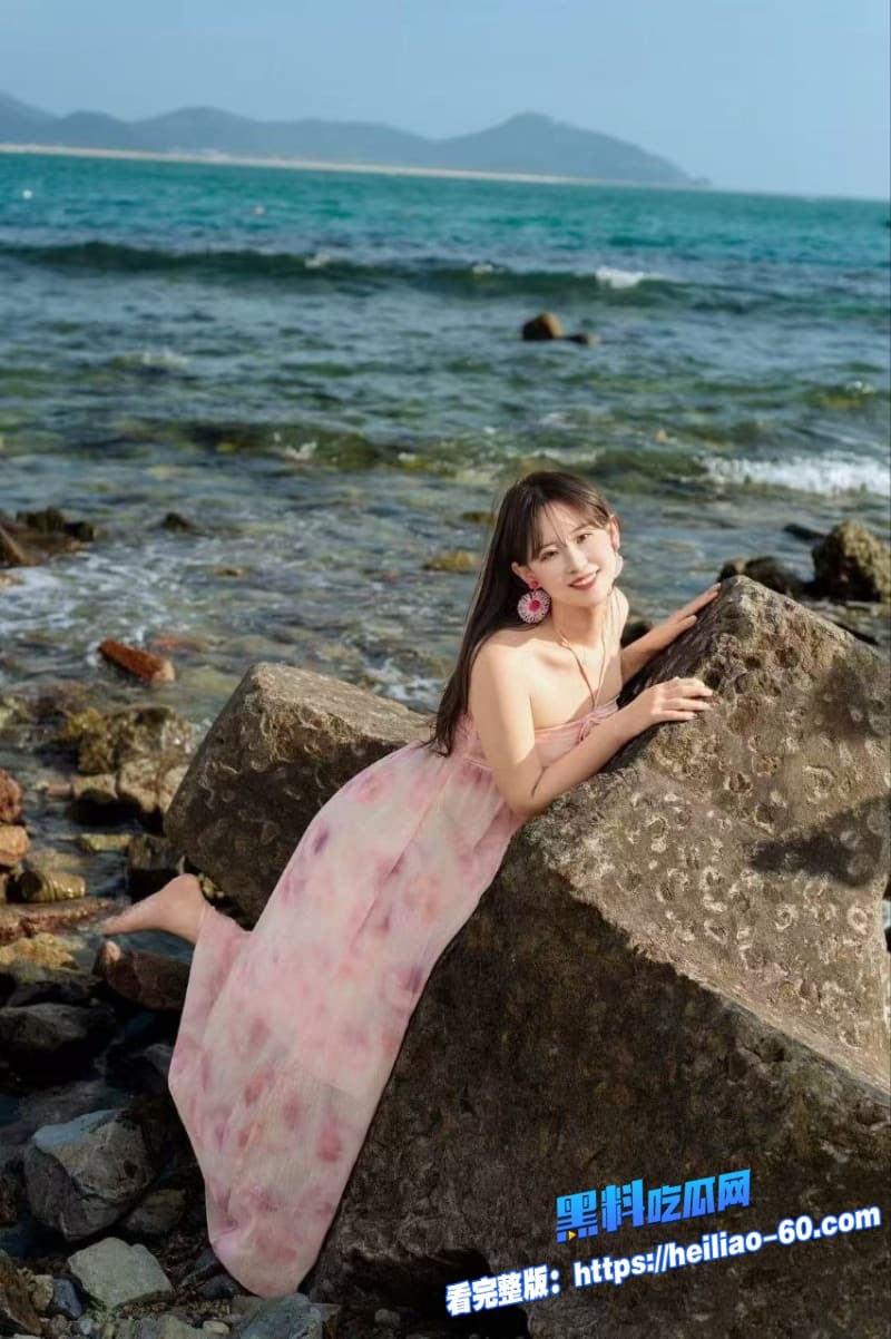 海角父女乱伦父女酒店开房老爸把女儿干到高潮两次嫩逼全被灌满浓精3 海角父女乱伦父女酒店开房老爸把女儿干到高潮两次嫩逼全被灌满浓精3