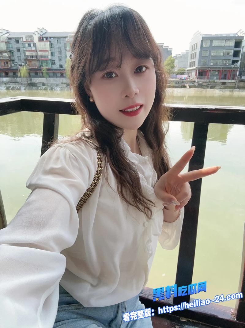电竞房开黑意外升级游戏认识的白虎小母狗自带情趣内衣黑丝3 电竞房开黑意外升级游戏认识的白虎小母狗自带情趣内衣黑丝3