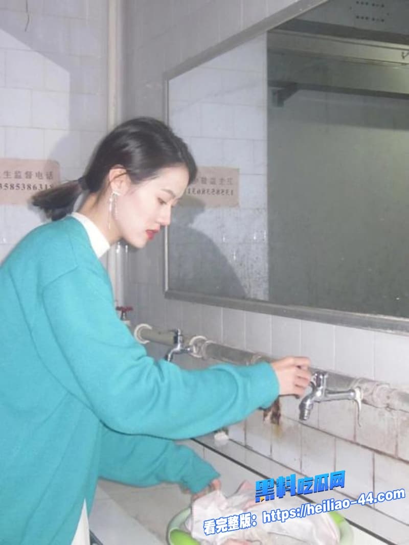 武汉男大学生张飞跃与自己母亲性爱视频遭曝光疯狂被撸动着巨屌能有这样的妈妈是真爽啊6 武汉男大学生张飞跃与自己母亲性爱视频遭曝光疯狂被撸动着巨屌能有这样的妈妈是真爽啊6
