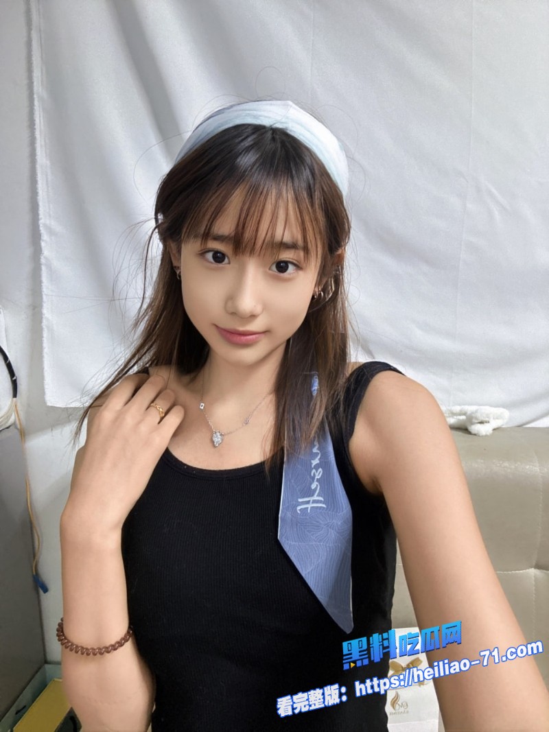 海角社区19岁女儿主动骑乘父亲碎花裙下白虎嫩穴再被内射4 海角社区19岁女儿主动骑乘父亲碎花裙下白虎嫩穴再被内射4