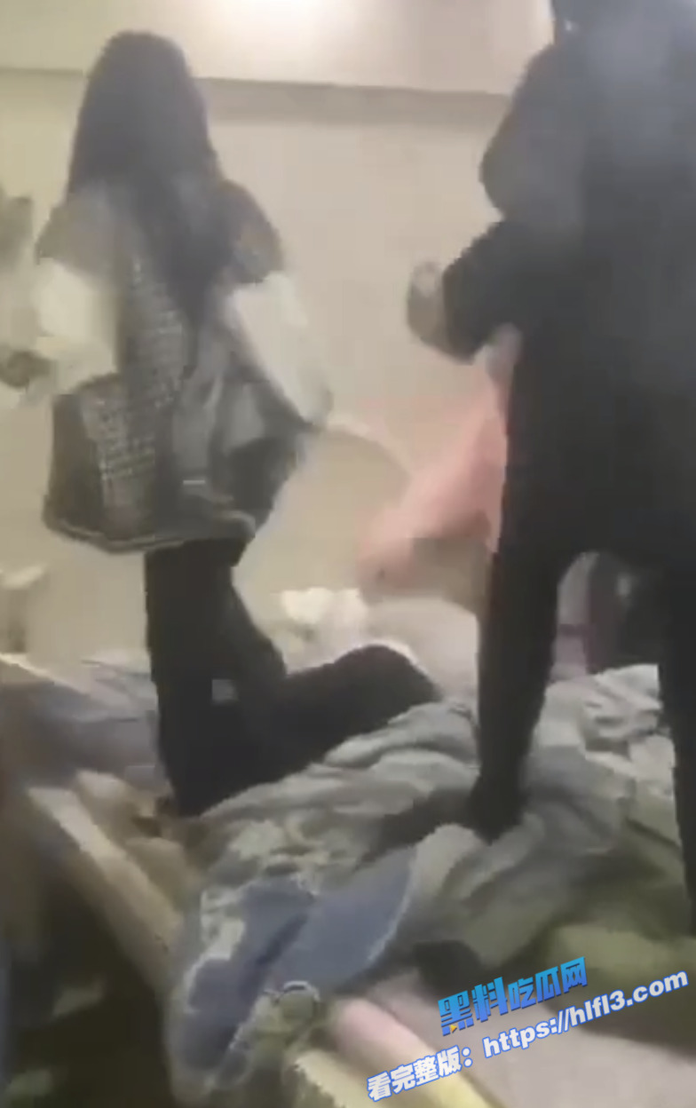 精神小妹霸凌合集！群殴霸凌清纯小妹 围殴拳打脚踢 还扒光衣服 真畜生啊！4