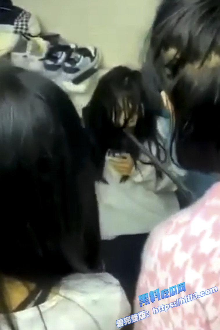 精神小妹霸凌合集！群殴霸凌清纯小妹 围殴拳打脚踢 还扒光衣服 真畜生啊！5
