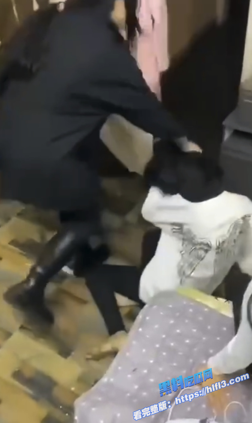 精神小妹霸凌合集！群殴霸凌清纯小妹 围殴拳打脚踢 还扒光衣服 真畜生啊！6