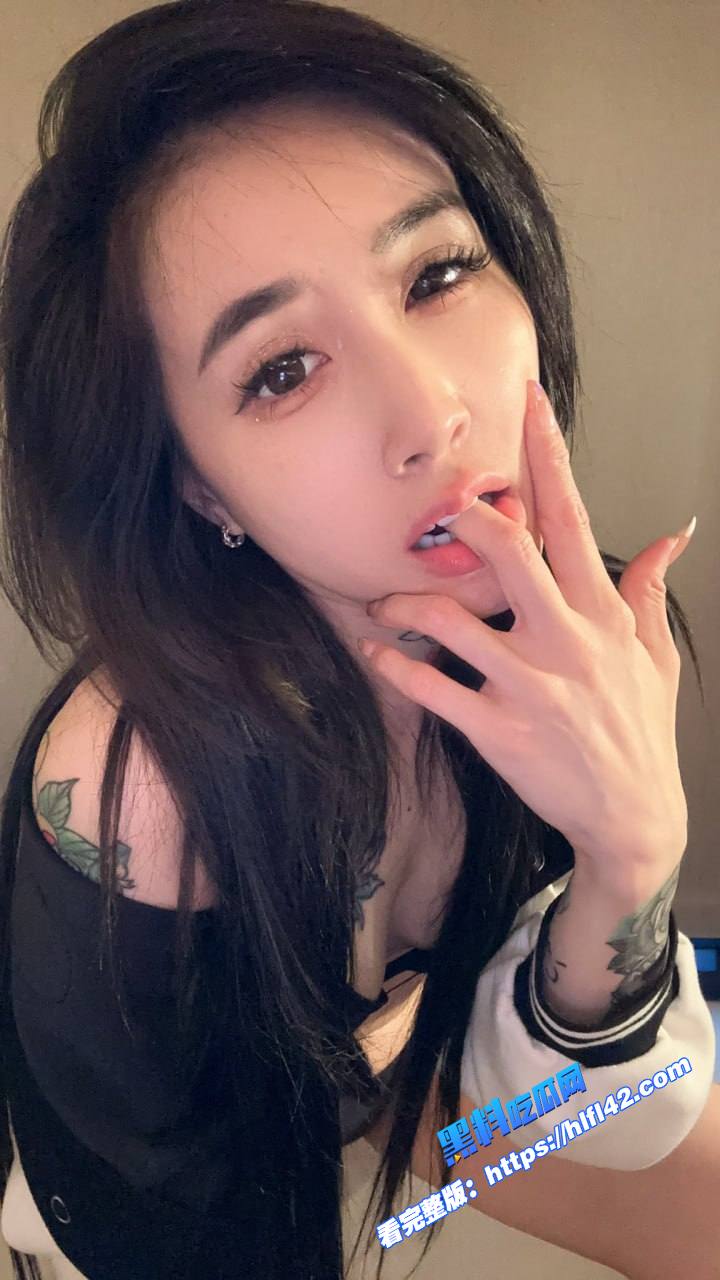 推特顶级反差婊刺激美女Kimmy穿情趣内衣勾引大哥被大哥压在身下用巨屌无套中出爆操 图1