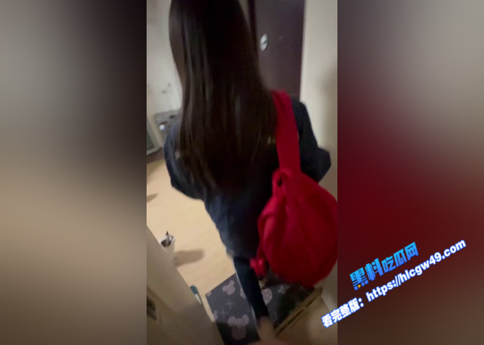 瓜友投稿！内蒙古呼和浩特极品小妹 喜欢来我家里撸猫 骚穴非常紧致 口交的样子很认真 想狠狠的内射她2