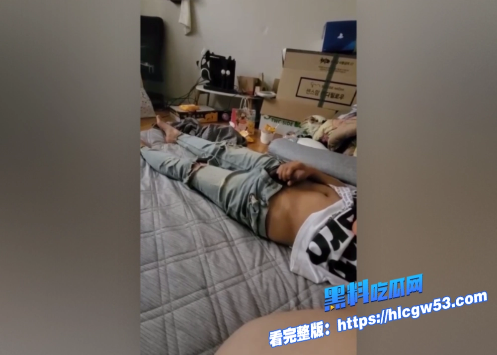 韩国女高中生和超级丑的大叔 用脚 oral 服务大叔赚钱。娴熟的手法让人一眼看出不是第一次7