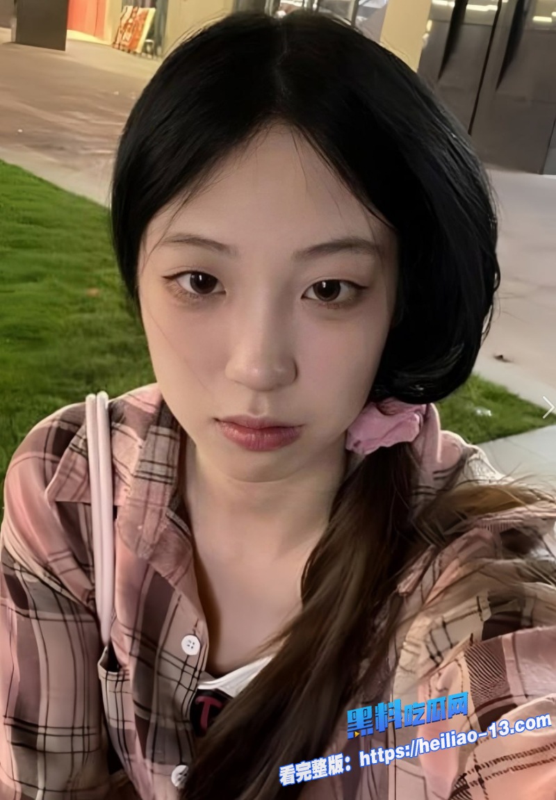 广州绝色王瑶私密性爱片彻底泄露清纯脸蛋对着镜头深情舔屌到喉1