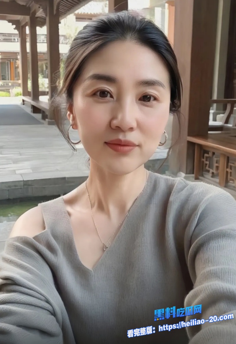 老爸一出门母子俩在客厅肆无忌惮地缠绵从倒立口交到后入猛撞各种姿势轮番上阵 1