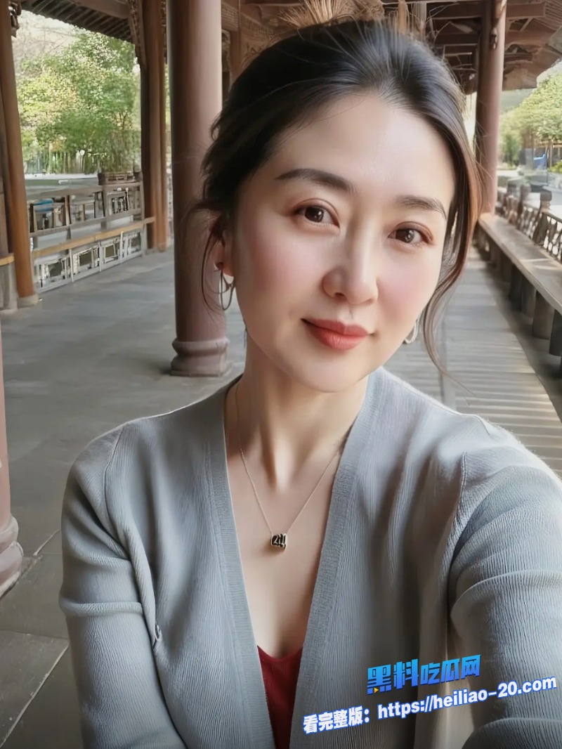 老爸一出门母子俩在客厅肆无忌惮地缠绵从倒立口交到后入猛撞各种姿势轮番上阵 3