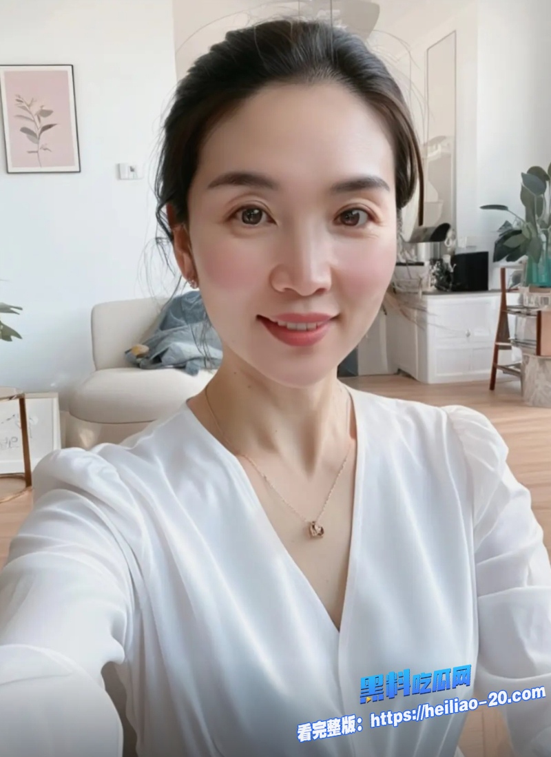 老爸一出门母子俩在客厅肆无忌惮地缠绵从倒立口交到后入猛撞各种姿势轮番上阵 4