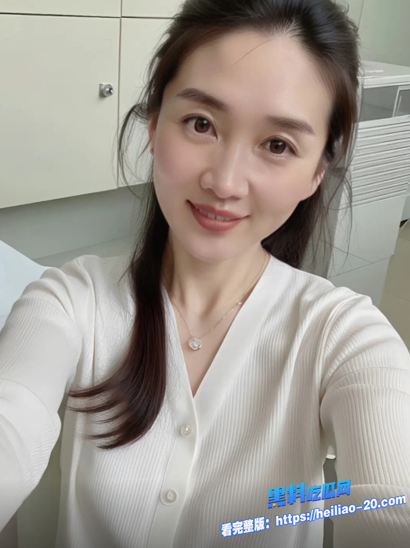 老爸一出门母子俩在客厅肆无忌惮地缠绵从倒立口交到后入猛撞各种姿势轮番上阵 5