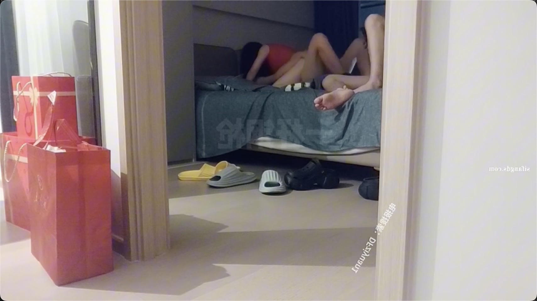 一杆钢枪-4月最新一部群P湖南株洲小妹，小皮鞋大白屁股被操得一直喊爸爸4