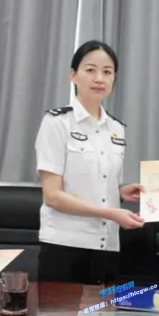 湖北省宜昌市公安局女局长 上厕所时竟惨遭偷拍 小穴全部曝光 谁的部将如此的勇猛！图1