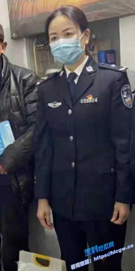 湖北省宜昌市公安局女局长 上厕所时竟惨遭偷拍 小穴全部曝光 谁的部将如此的勇猛！图2