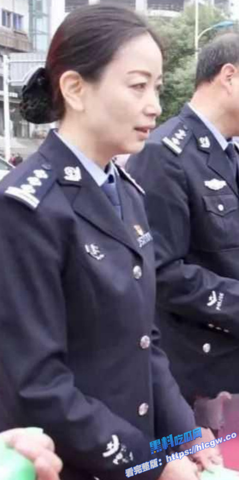 湖北省宜昌市公安局女局长 上厕所时竟惨遭偷拍 小穴全部曝光 谁的部将如此的勇猛！图3
