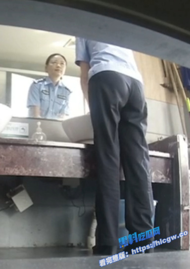 湖北省宜昌市公安局女局长 上厕所时竟惨遭偷拍 小穴全部曝光 谁的部将如此的勇猛！图5