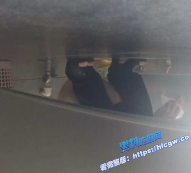湖北省宜昌市公安局女局长 上厕所时竟惨遭偷拍 小穴全部曝光 谁的部将如此的勇猛!图8 湖北省宜昌市公安局女局长 上厕所时竟惨遭偷拍 小穴全部曝光 谁的部将如此的勇猛!图8