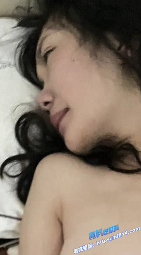 瓜友投稿 湖北武汉学生妹 为了钱被我包养两三个月 小穴已经有点发黑了！2