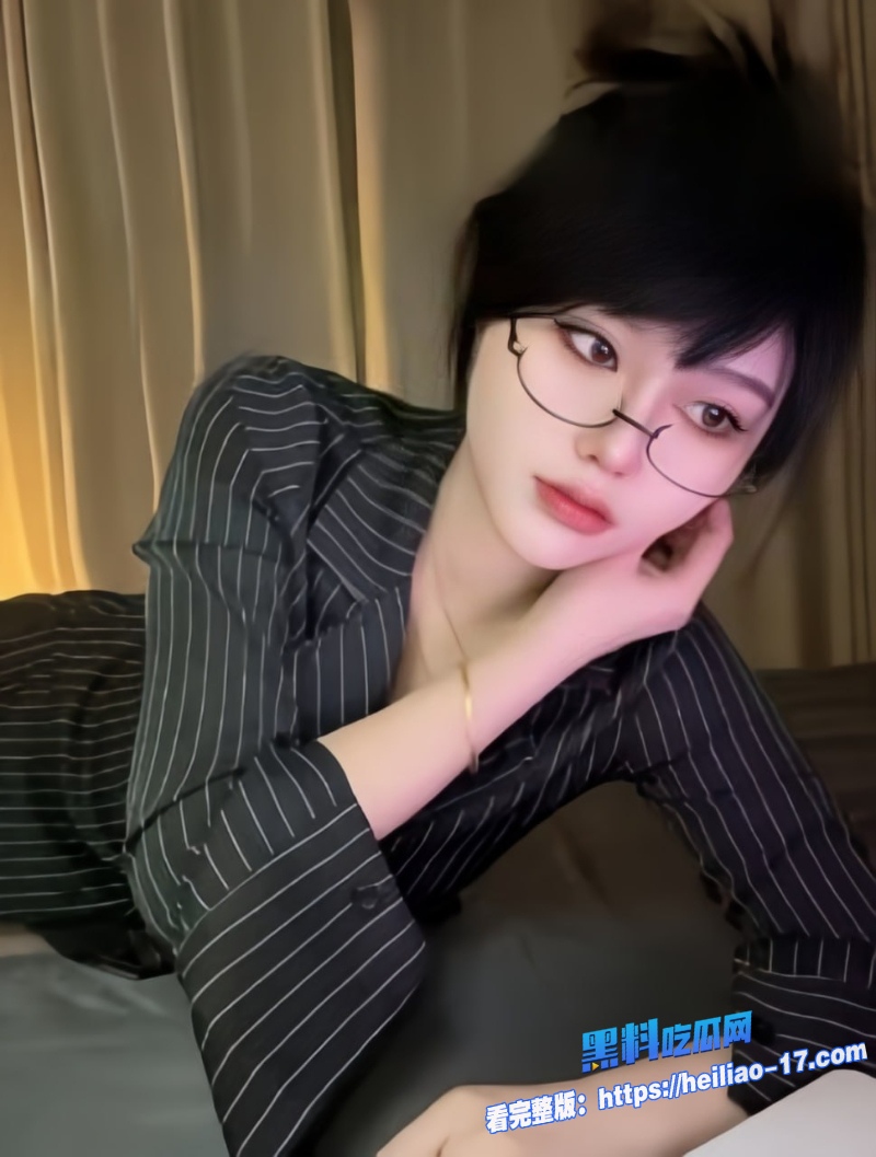 抖音网红Ivy和金主裸聊视频曝光人骚活好听指挥捏乳抠逼特写放飞自我后简直是不可多得的骚母狗 3 抖音网红Ivy和金主裸聊视频曝光人骚活好听指挥捏乳抠逼特写放飞自我后简直是不可多得的骚母狗 3