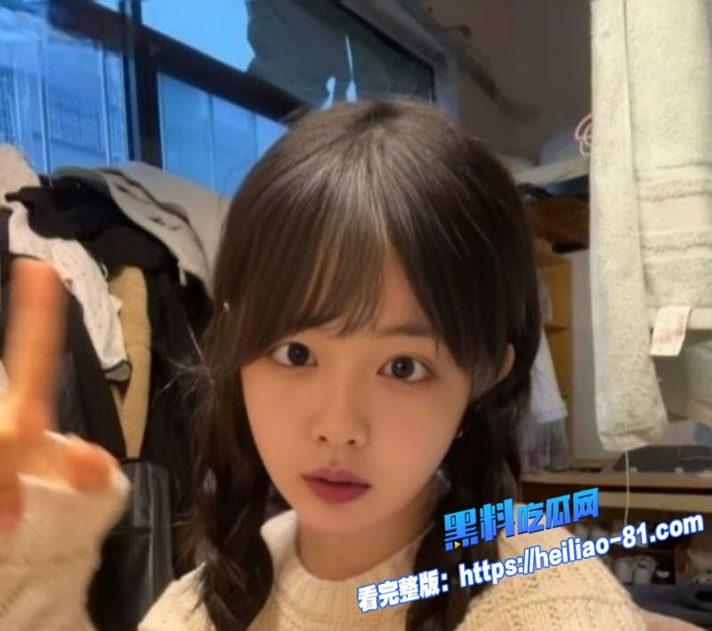 湖南极品女大学生蒋鑫鑫为买手机裸贷麻花辫骚浪自慰太会玩了你敢看吗3
