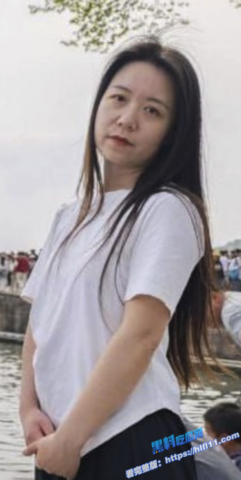 浙江嘉兴反差人妻 何晓韵 户外各种露出 趁着老妈厨房做饭 偷偷在房间给老公口爆！2