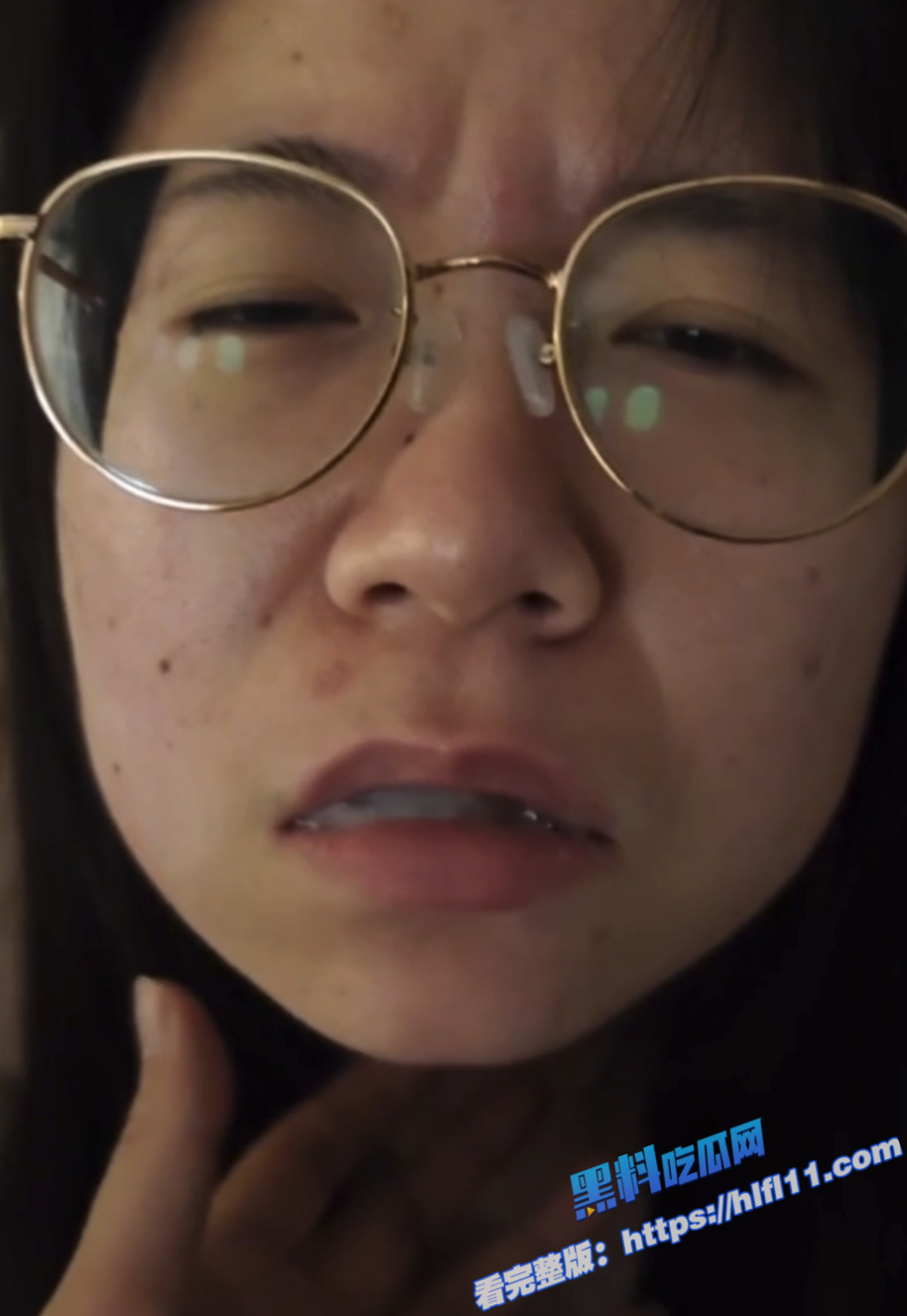 浙江嘉兴反差人妻 何晓韵 户外各种露出 趁着老妈厨房做饭 偷偷在房间给老公口爆！4