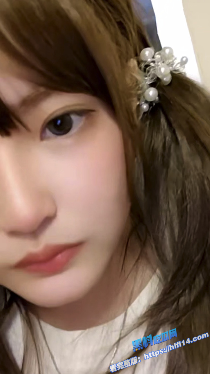 清纯反差少女 泡芙小狗 在宿舍里四下无人之际 拿出道具自慰 少女的粉穴水好多！2