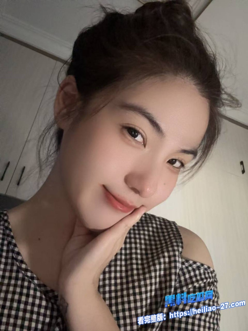 纹身坏弟趁姐姐和姐夫打电话故意调戏姐姐扒内裤直接插入呻吟越颤越刺激 1