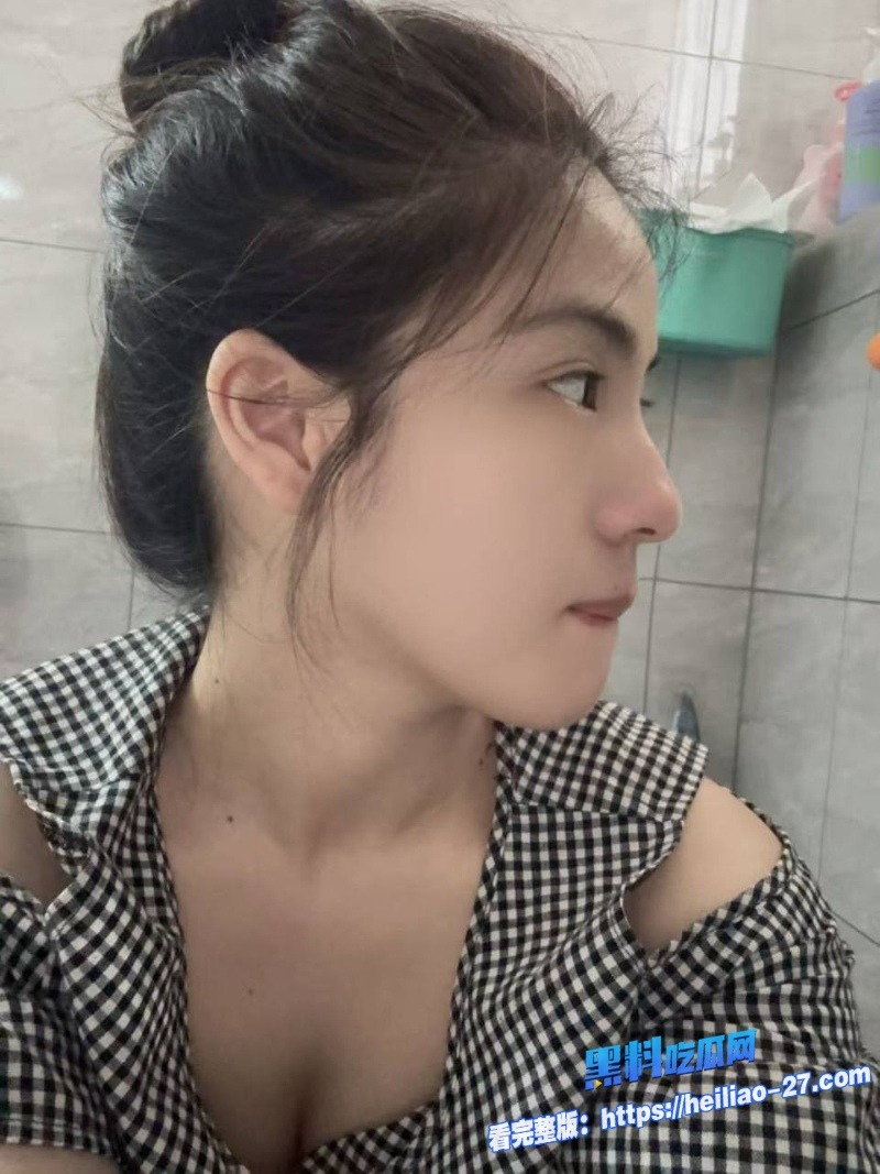 纹身坏弟趁姐姐和姐夫打电话故意调戏姐姐扒内裤直接插入呻吟越颤越刺激 2