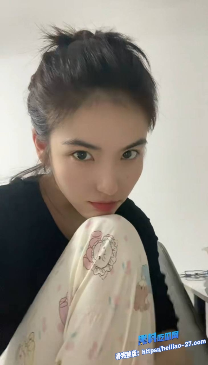 纹身坏弟趁姐姐和姐夫打电话故意调戏姐姐扒内裤直接插入呻吟越颤越刺激 3
