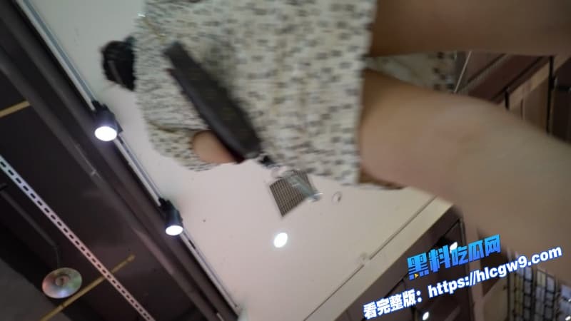街头惊现极品短裙女神被偷拍高清抄底视角这颜值直接让人腿软 3 街头惊现极品短裙女神被偷拍高清抄底视角这颜值直接让人腿软 3