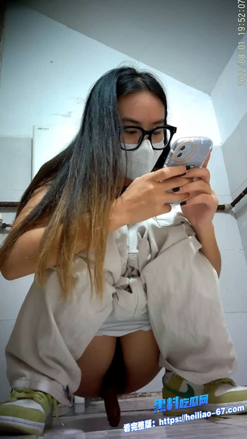 厕所偷拍系列女厕所高清偷拍多位美少女上厕所脱了裤子露出美穴看的人下面硬爆3