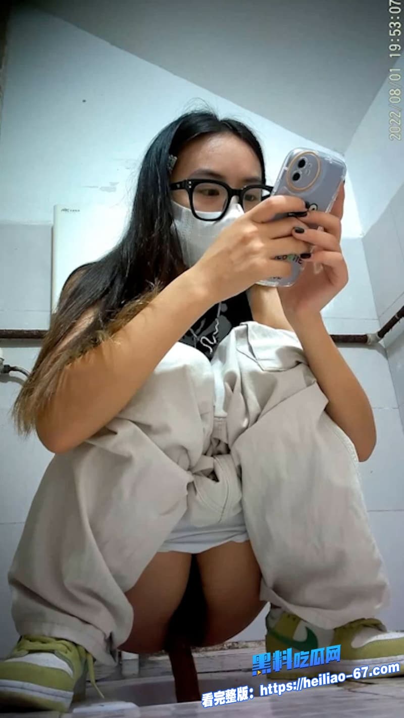 厕所偷拍系列女厕所高清偷拍多位美少女上厕所脱了裤子露出美穴看的人下面硬爆4