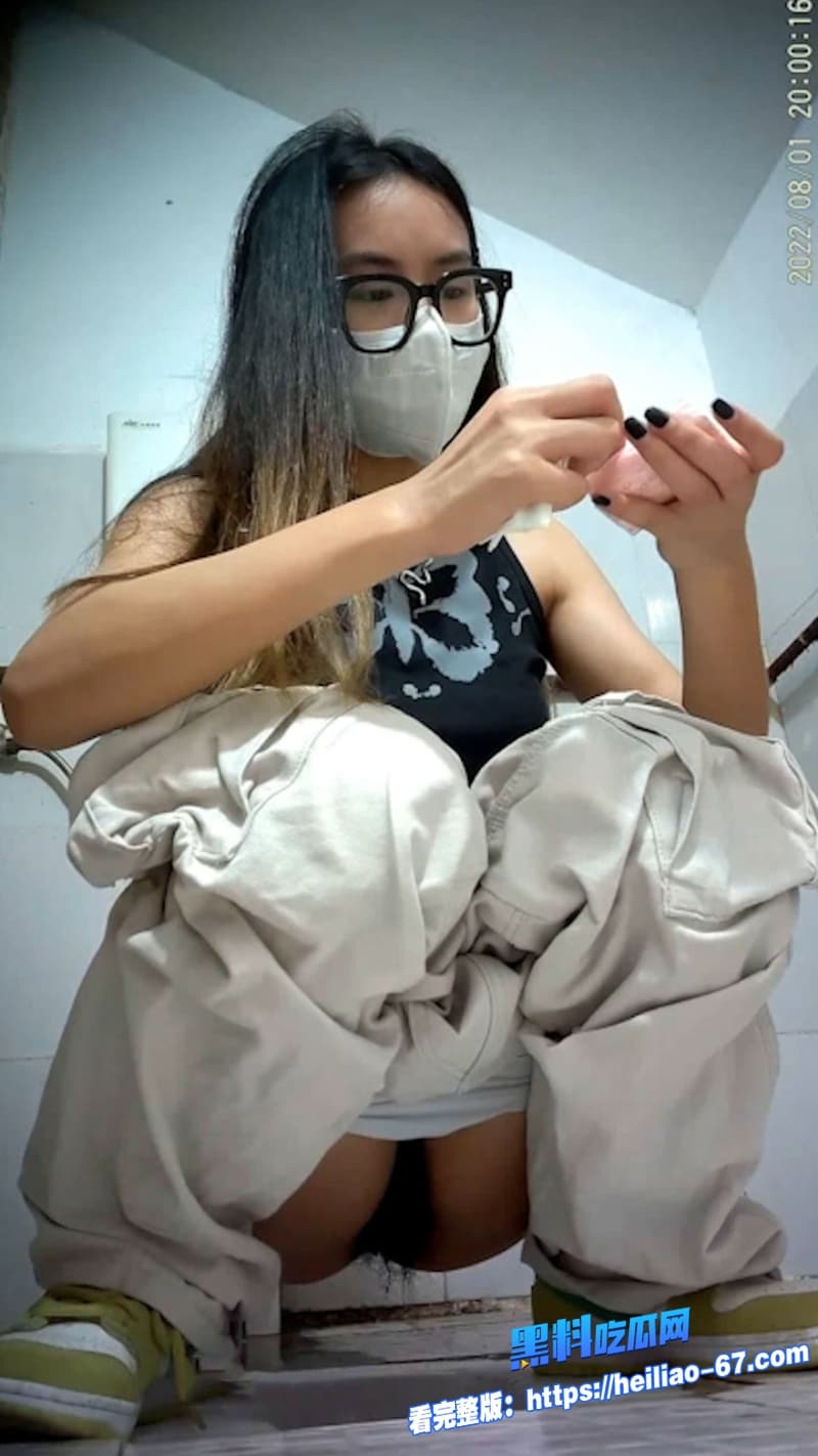 厕所偷拍系列女厕所高清偷拍多位美少女上厕所脱了裤子露出美穴看的人下面硬爆8