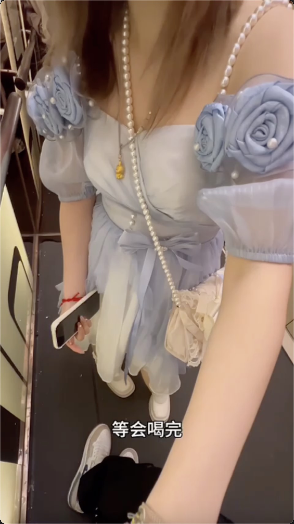 江南第一深情-夜店认识蓝白裙大胸妹，把大屌放进去照顾她的小穴1