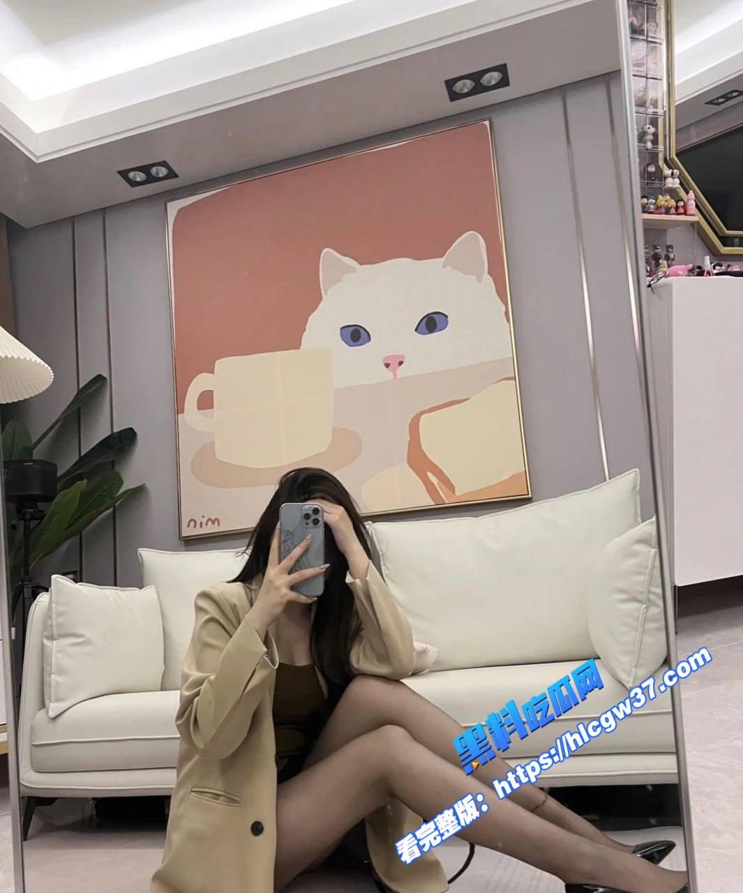 推特高颜值骚母狗一色初放华伦天奴高跟搭配情趣内衣和黑丝与绿帽男友酒店多人淫part场面之香艳 图1