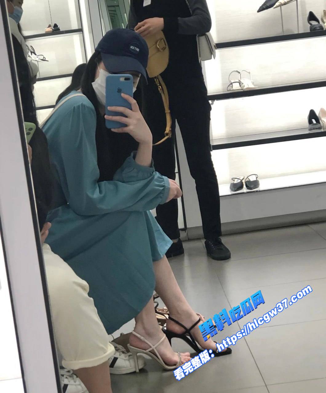 推特高颜值骚母狗一色初放华伦天奴高跟搭配情趣内衣和黑丝与绿帽男友酒店多人淫part场面之香艳 图5