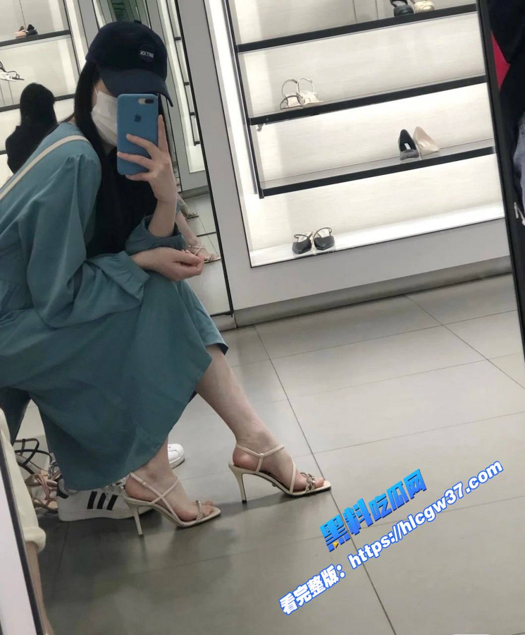 推特高颜值骚母狗一色初放华伦天奴高跟搭配情趣内衣和黑丝与绿帽男友酒店多人淫part场面之香艳 图6