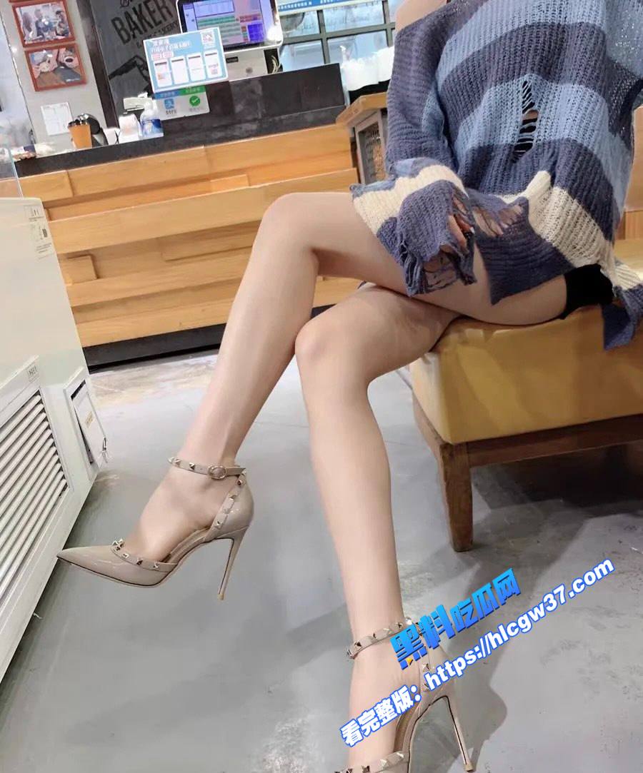 推特高颜值骚母狗一色初放华伦天奴高跟搭配情趣内衣和黑丝与绿帽男友酒店多人淫part场面之香艳 图8