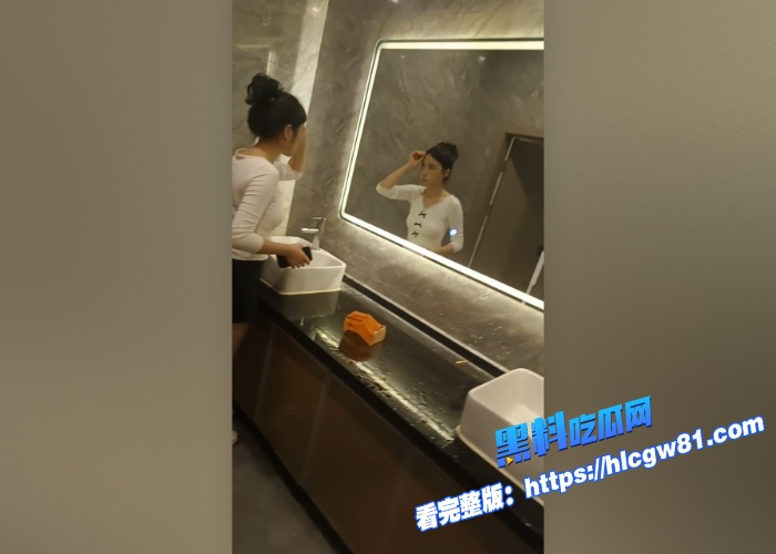 夜总会厕所偷拍大量高颜值嫩妹近距离欣赏美女骚逼出水瞬间这感觉看着就上头强烈推荐 图14 夜总会厕所偷拍大量高颜值嫩妹近距离欣赏美女骚逼出水瞬间这感觉看着就上头强烈推荐 图14