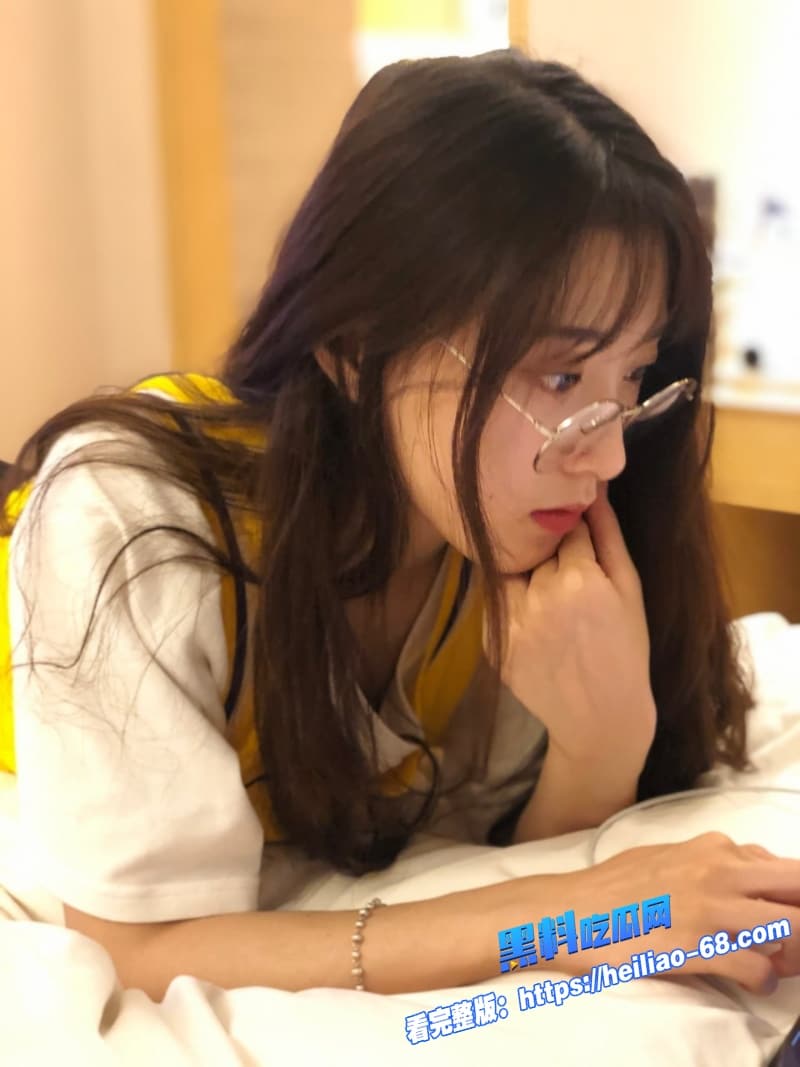 杭州大学雪儿私密视频曝光乖乖女眼镜妹私下竟是吃鸡小母狗露脸口交口活一流太反差了兄弟们1