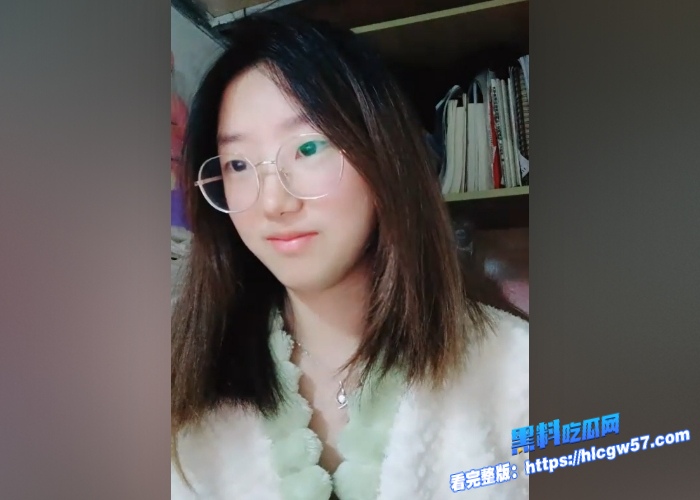 清纯眼镜小姐姐 安安宝贝 在宿舍做黄播，外表乖乖女私下很淫荡，三点全露上下都粉嫩很棒 1