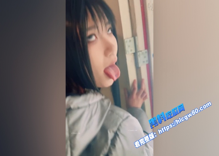 西萌工作室高颜值萝莉柚柚最新露脸定制视频流出公寓商场公园各种热闹的地方人前露出带着乳夹穿着情趣网袜刺激感强烈 图9