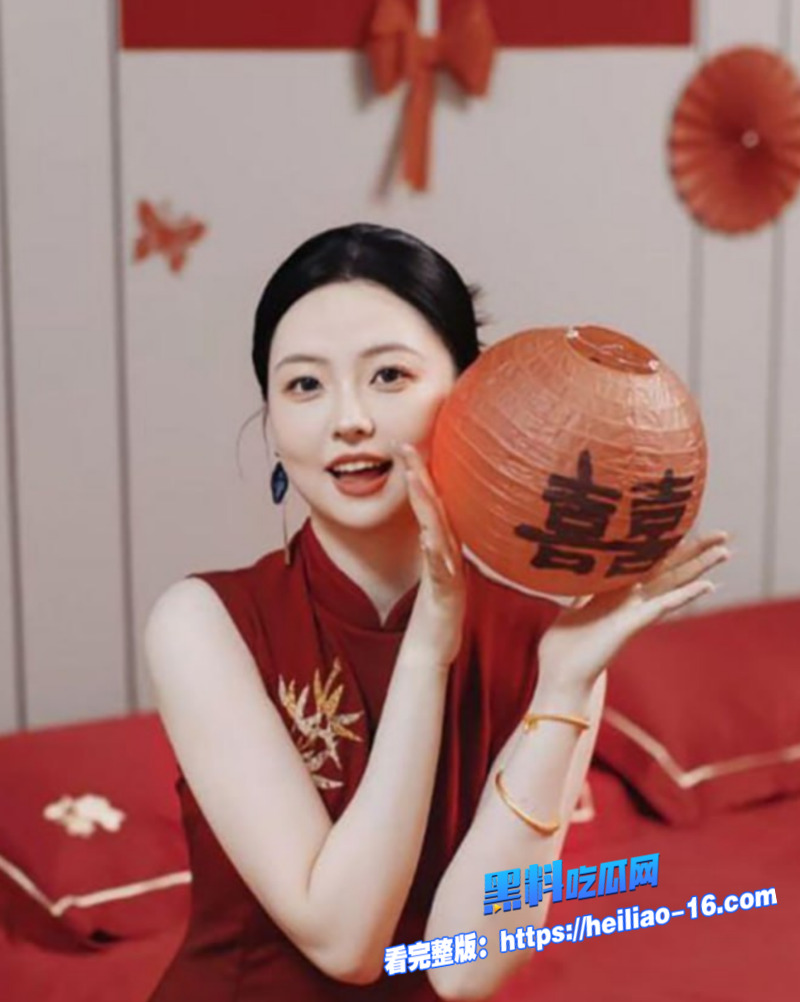 北京新婚美少妇 宋璃烟 洞房夜性爱视频流出 白虎丰臀被新郎猛操内射 满穴白浆流成河还冲镜头抛媚眼!3 北京新婚美少妇 宋璃烟 洞房夜性爱视频流出 白虎丰臀被新郎猛操内射 满穴白浆流成河还冲镜头抛媚眼!3