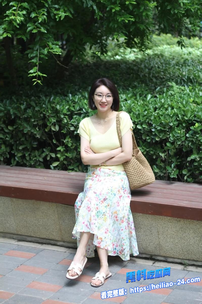 海角乱伦老爸出门那一刻小妈眼神就瞬间变的娇媚从平日端庄到主动缠上来1 海角乱伦老爸出门那一刻小妈眼神就瞬间变的娇媚从平日端庄到主动缠上来1